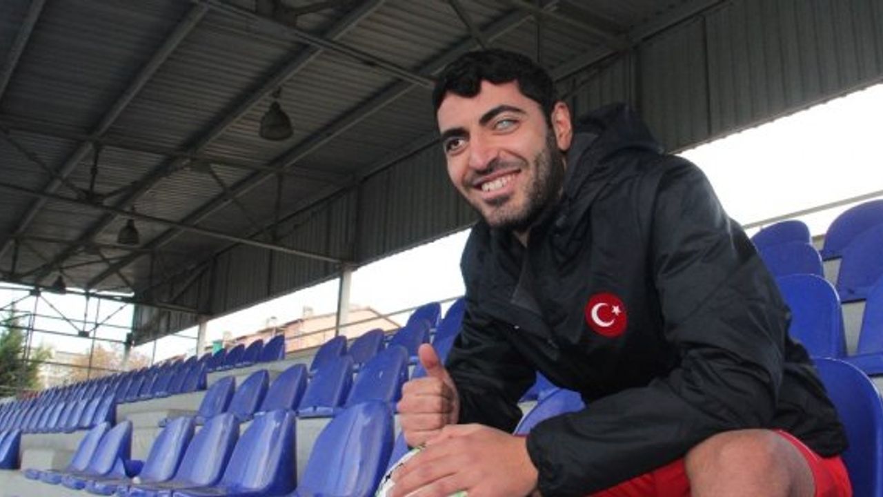 Yüzücü olmak isterken gözlerini kaybeden sporcu hayata futbolla tutundu