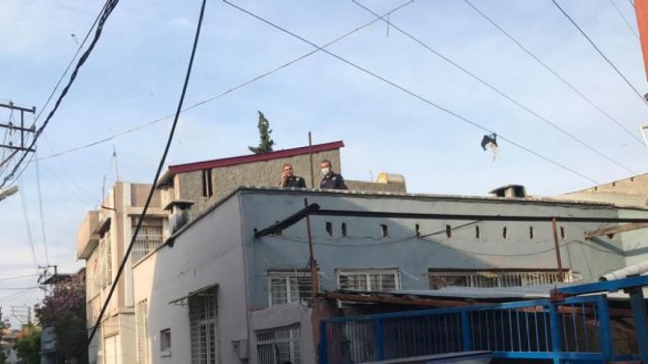 Adana'da elektrik tellerine takılan uçurtmasını almak isteyen çocuk akıma kapıldı