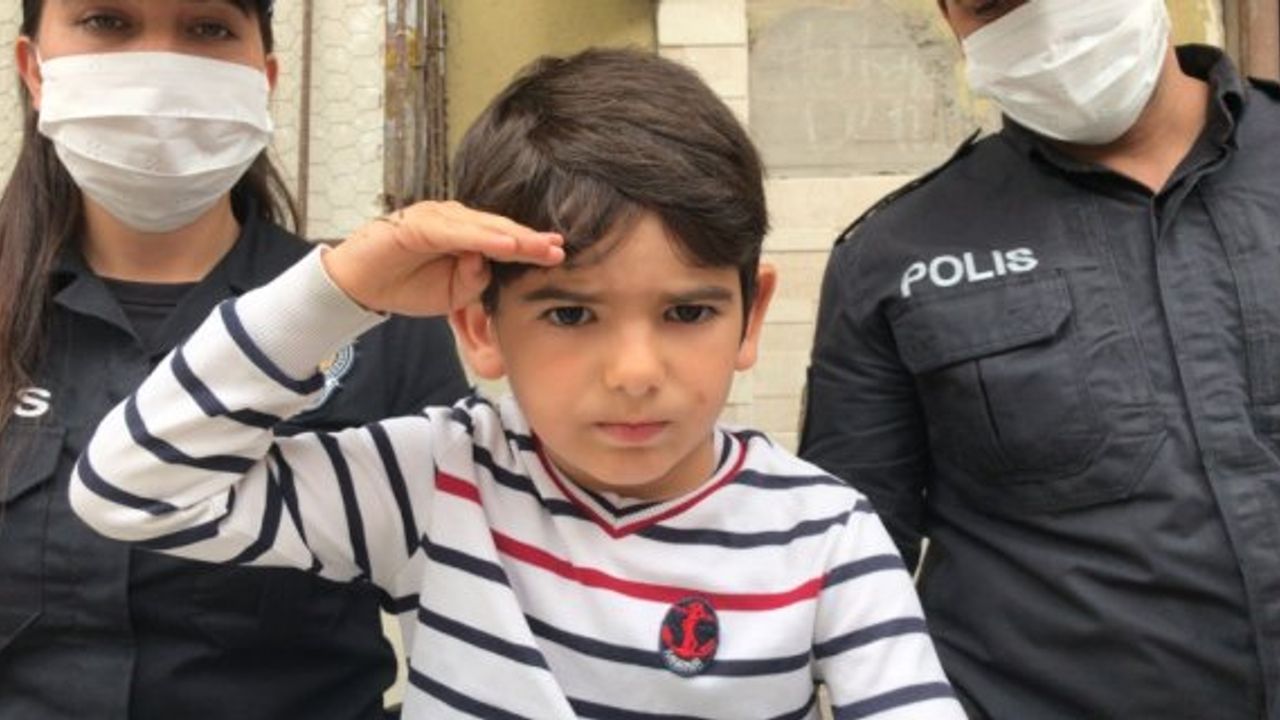 Adana'da polis, minik Eymen'in oyuncak isteğini yerine getirdi