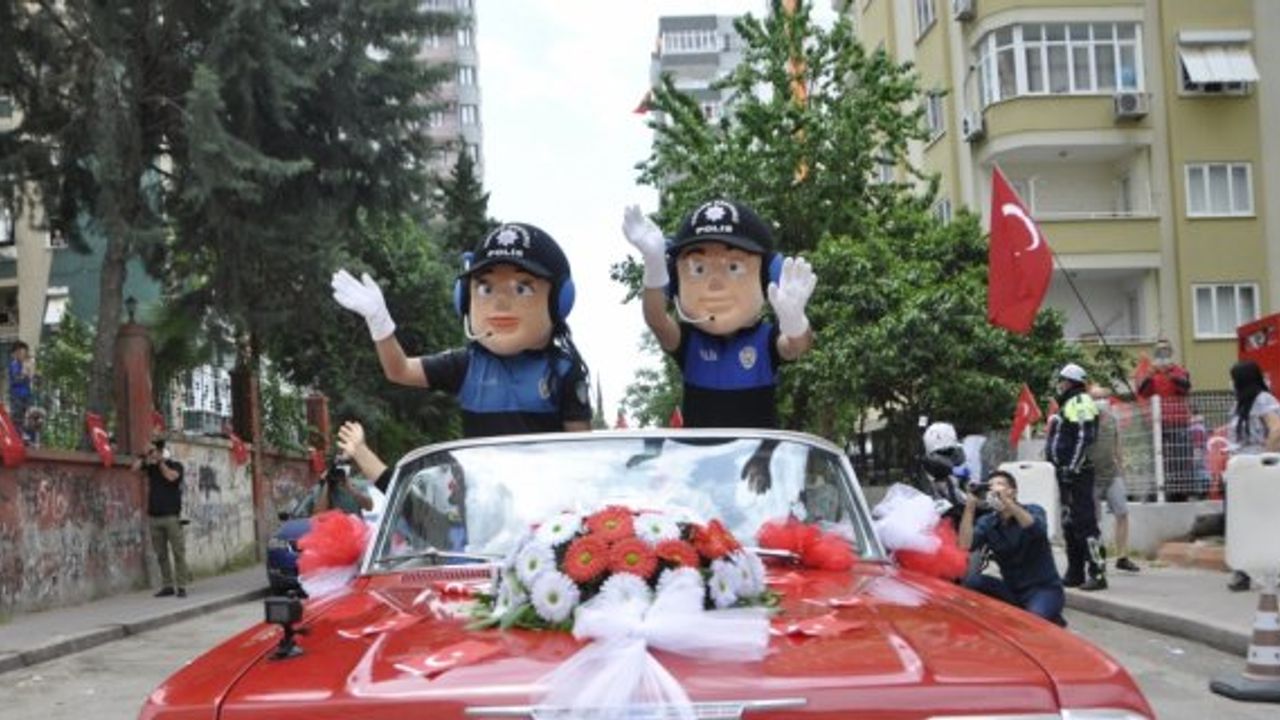 Adana'da polis, resmigeçitle evlerindeki vatandaşlara 23 Nisan coşkusu yaşattı