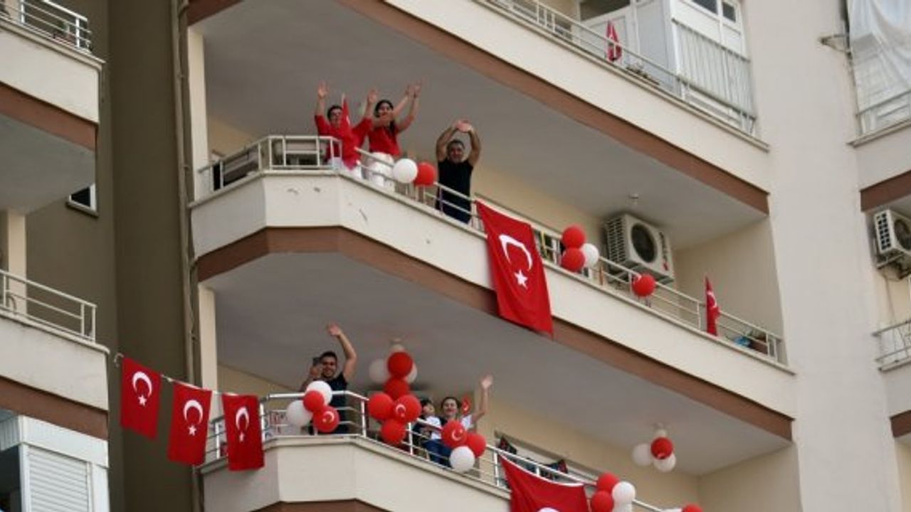 Mersin'de üstü açık otobüsle “renkli“ 23 Nisan etkinliği