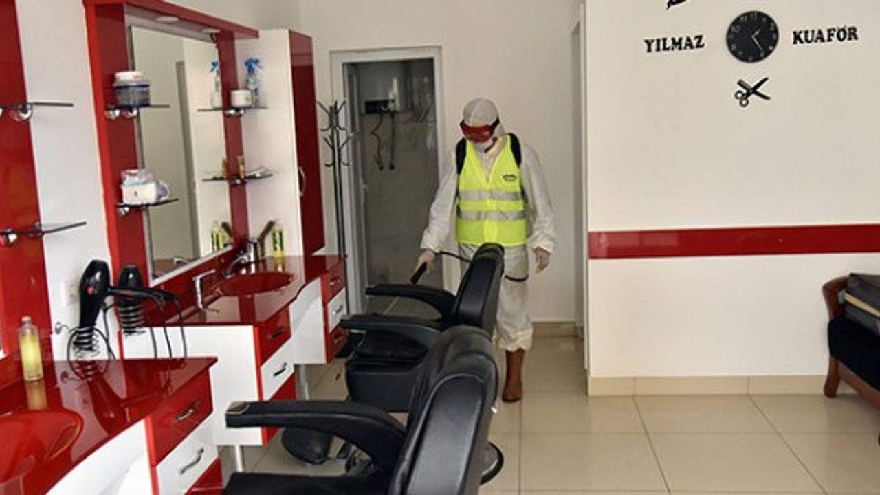 Anamur'da berber ve kuaförlerde dezenfekte
