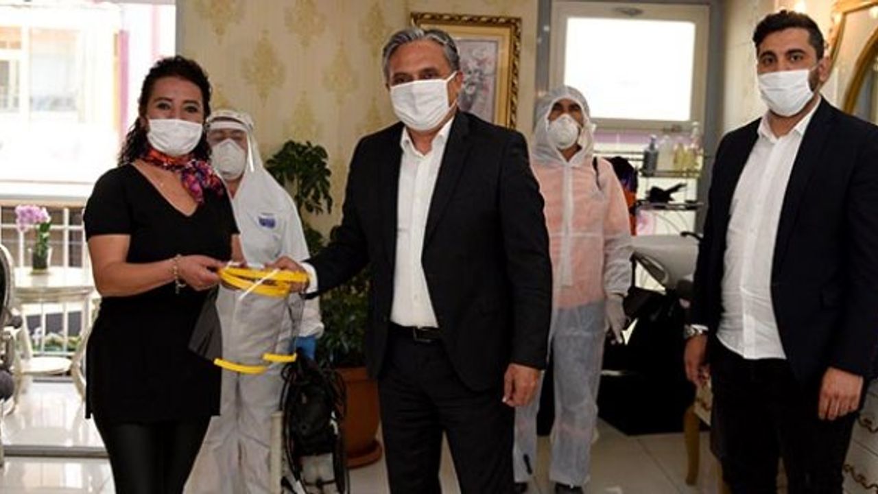 Berber ve kuaförlere yüz koruyucu maske
