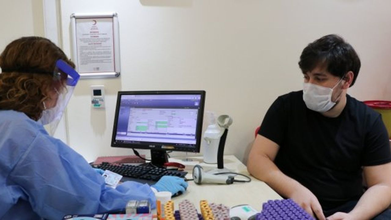Yoğun bakımdaki genç hastalardan etkilenen doktor plazma bağışçısı oldu