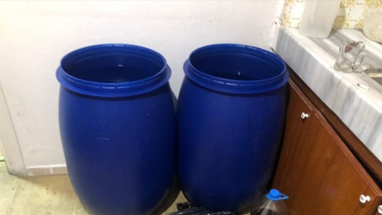 Adana'da imalathaneye dönüştürülen evde 3 bin 985 litre sahte içki ele geçirildi