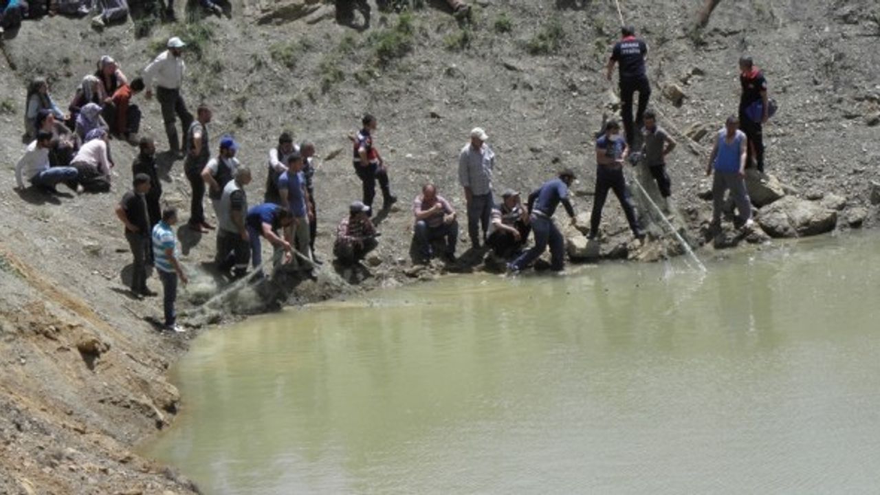 Adana'da, kaybolan oğlunun gölete düştüğünü sanıp suya giren baba boğuldu