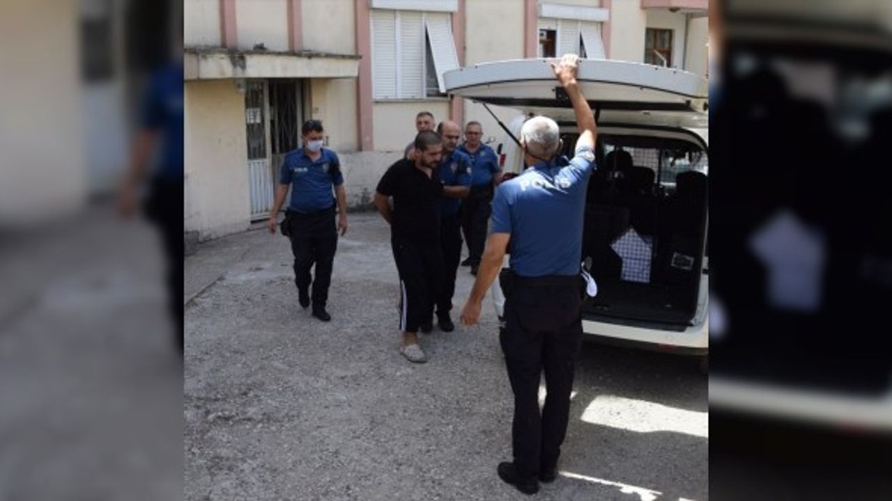 Antalya'da kasten yangın çıkarıldığı iddia edilen evdeki alevleri itfaiye söndürdü