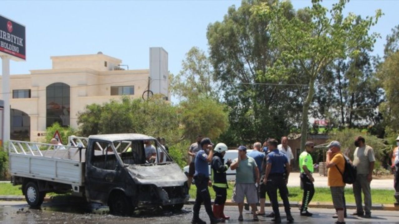Antalya'da seyir halindeyken alev alan kamyonetin sürücüsü yaralandı