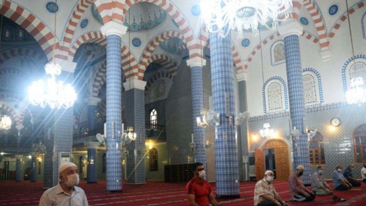 Doğu Akdeniz'de camilerde cemaatle ilk sabah namazı kılındı
