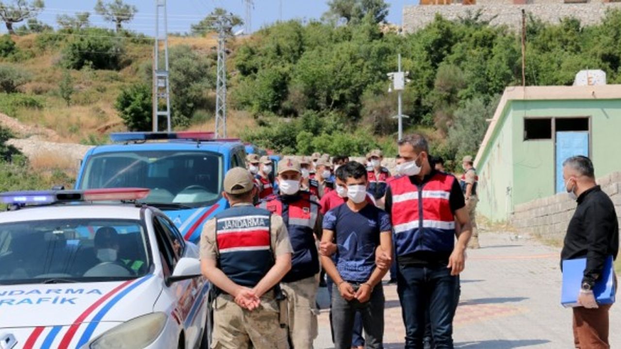 Hatay'da göçmen kaçakçılığı ve uyuşturucu ticareti zanlılarına operasyon: 17 gözaltı
