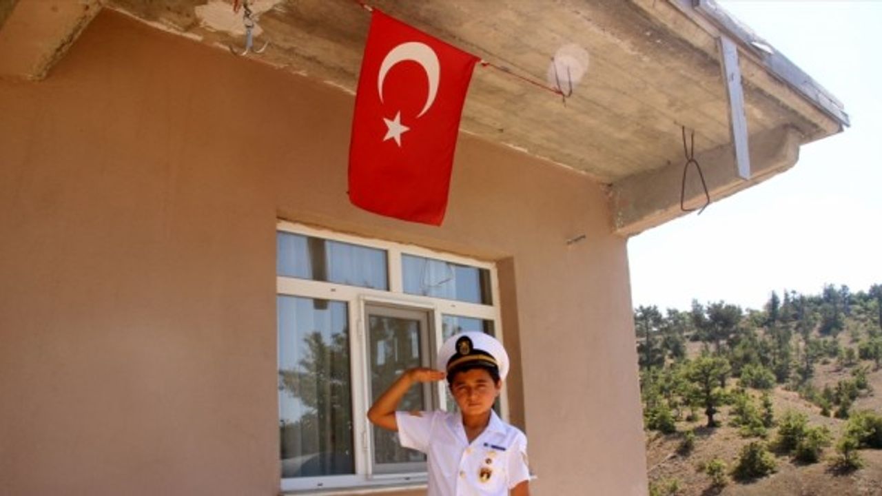 Kuzusu ve Türk bayrağıyla 23 Nisan şiiri okuyan çocuğa askerlerden hediye