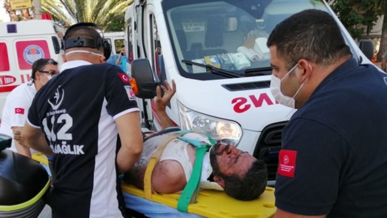 Patlayan lastiğini kontrol ettiği sırada alev alan tırın sürücüsü yaralandı