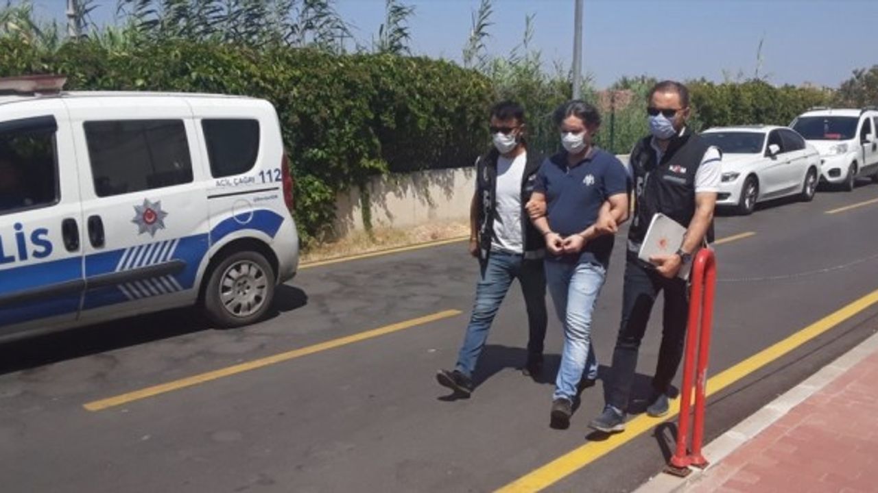 Adana'da aranan FETÖ şüphelisi eski başkomiser polise teslim oldu