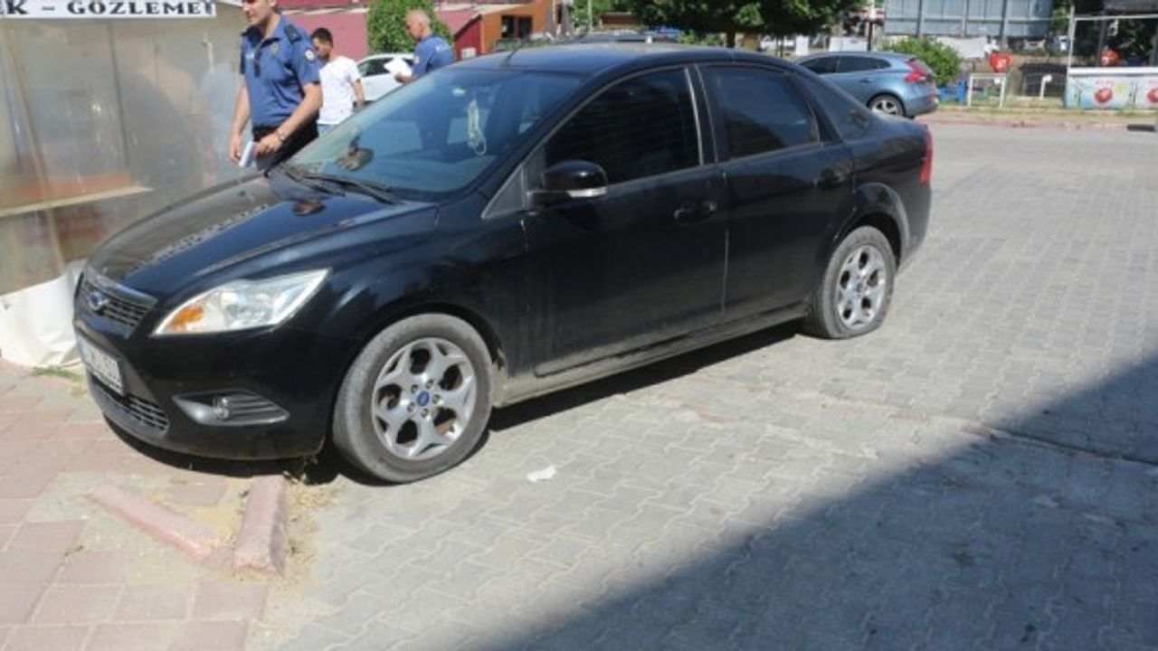 Adana'da park halindeki 13 otomobilin lastiğini kesen 2 zanlı yakalandı