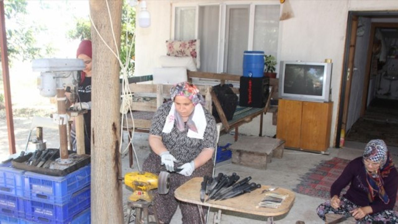 Evlerinin önündeki atölyede el işi "Serik Bıçağı" üretiyorlar