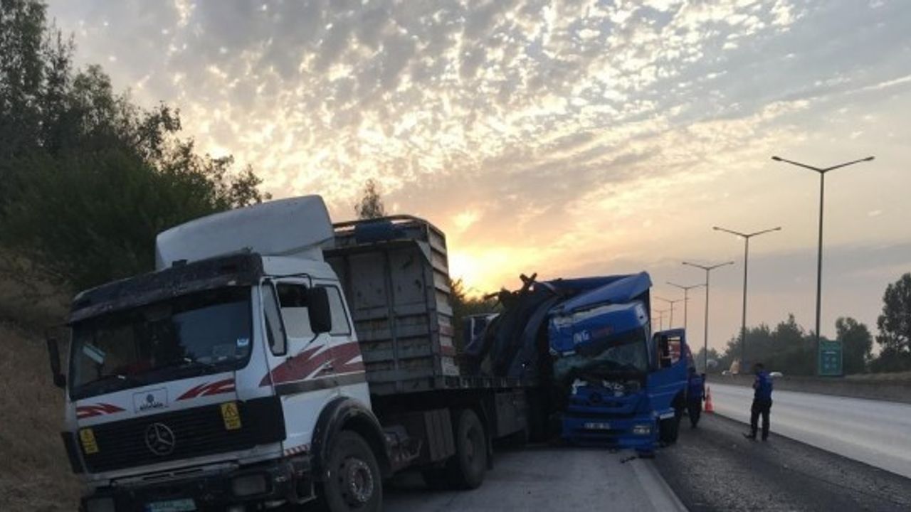 İki tıra çarparak hurdaya dönen kamyondan yara almadan kurtuldu