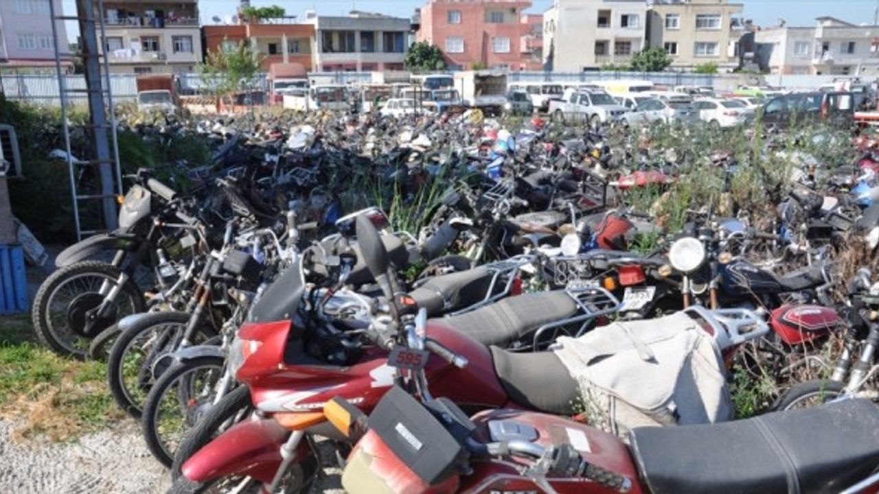 Tarsus’ta yediemin deposundaki binlerce motosiklet sahiplerini bekliyor