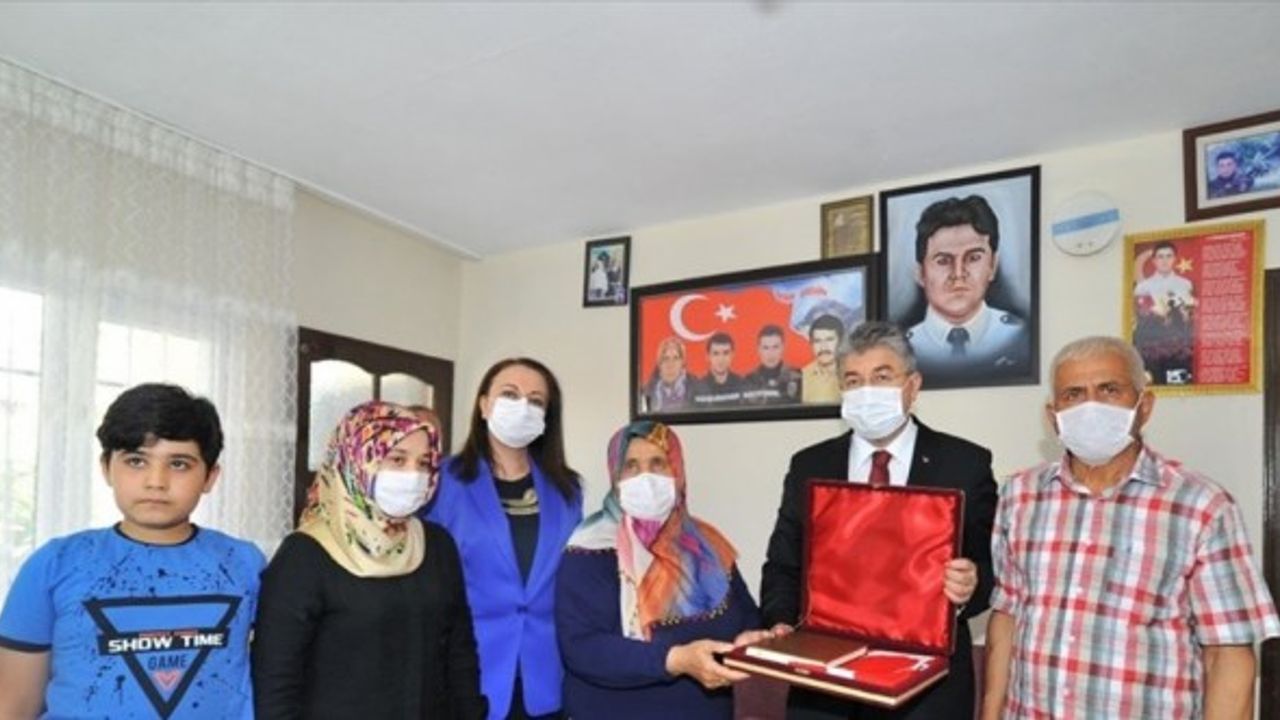 Vali Yılmaz'dan 15 Temmuz şehidi Karacatilki'nin ailesini ziyaret