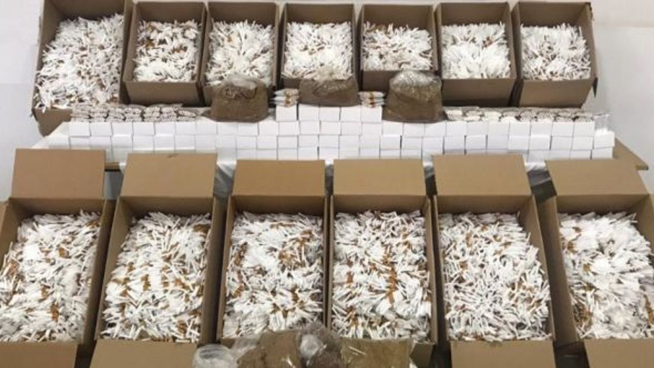 Adana'da kaçak 2 milyon 237 bin 200 makaron ele geçirildi