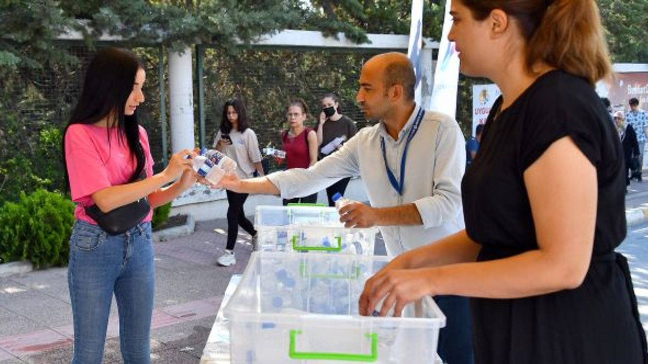 BÜYÜKŞEHİR’DEN YKS’YE GİREN ÖĞRENCİLERE SU İKRAMI