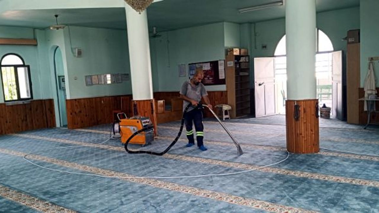 AKDENİZ’DE CAMİ, OKUL VE PARKLARA ÖZEL BAKIM