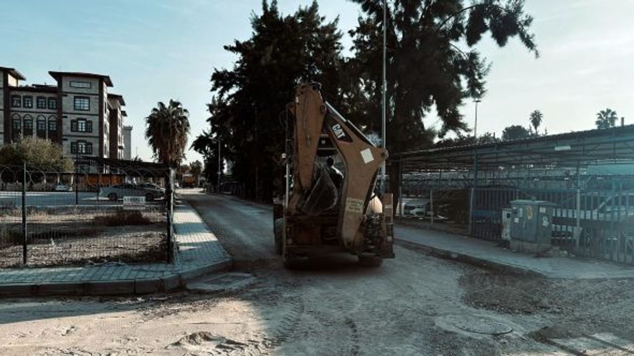 AKDENİZ’DE SICAK ASFALT KAPLAMA ÇALIŞMALARI SÜRÜYOR