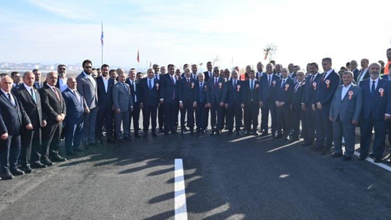 BAKAN URALOĞLU, DİREKSİYON BAŞINA GEÇEREK, HİZMETE AÇILAN YOLUN İLK TEST SÜRÜŞÜNÜ GERÇEKLEŞTİRDİ
