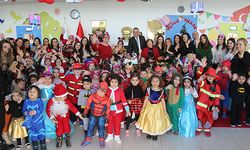 Yeni yılı kostüm partisi ile karşıladılar