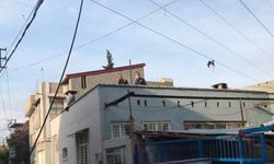Adana'da elektrik tellerine takılan uçurtmasını almak isteyen çocuk akıma kapıldı