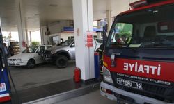 Adana'da kamyonet yakıt alan otomobile çarptı: 1 yaralı