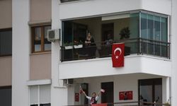 Antalyalı müzisyen bu sefer evinin terasında çocuklar için konser verdi