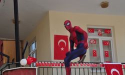 Antalyalı Örümcek Adam 23 Nisan’da çocukları sevindirdi