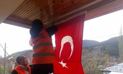 Emekli öğretmenin Türk bayrağı talebini, Vefa Sosyal Destek Grubu yerine getirdi