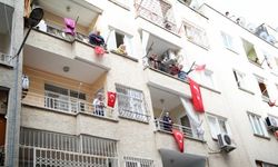 Mersin'de 23 Nisan'ı evlerinden kutlayan çocukları palyoçolar eğlendirdi
