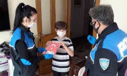 Mersin'de polisler, çocukların odalarını 23 Nisan için Türk bayraklarıyla süsledi