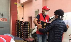 Türk Kızılayı ihtiyaç sahiplerinin yemeklerini evlerine ulaştırıyor