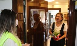 Antalya Büyükşehir Belediyesi görevlileri, kapı kapı gezerek annelere çiçek dağıttı