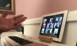 Antalya'da koronavirüs nedeniyle evde kalan çocuklara online müzik dersi
