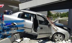 Antalya'da otomobilin market sahibine çarpma anı güvenlik kameralarına yansıdı