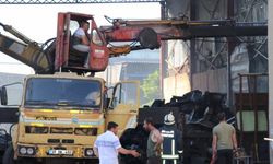 Antalya'da tutuşan pres makinesi alev alev yandı