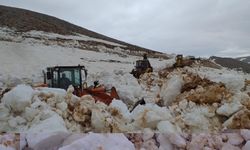 Antalya'nın Göktepe Yaylası'nda karla mücadele çalışmaları sürüyor