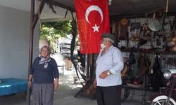 Evinden çıkamayan çifte zabıtadan Türk Bayrağı