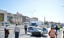 Kahramanmaraş'ta aydınlatma direğine çarpan otomobildeki 3 kişi yaralandı