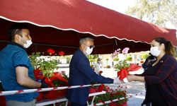 Manavgat'ta Anneler Günü'nde 10 bin saksı çiçeği dağıtıldı