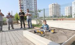 Mersin'de 5 yaşındaki çocuğa kum havuzu sürprizi yapıldı