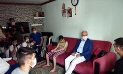 Mersin'de işine son verilen belediye çalışanına destek ziyareti