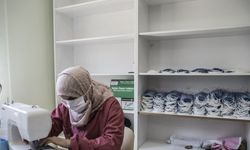 Suriyeli yetim annelerinden sağlık çalışanları için yıkanabilir maske