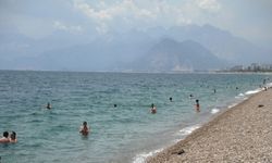 Antalya'da güneşli havayı fırsat bilen tatilciler denize girdi