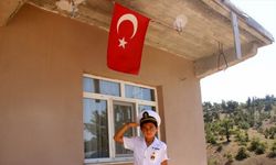Kuzusu ve Türk bayrağıyla 23 Nisan şiiri okuyan çocuğa askerlerden hediye