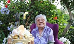 Mersin'de 107 yaşına giren Sümerlog Muazzez İlmiye Çığ'a doğum günü sürprizi